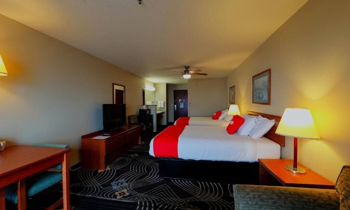 Lincoln City Hotel | Stay Steps from the Coastline in Charming Bayview Room