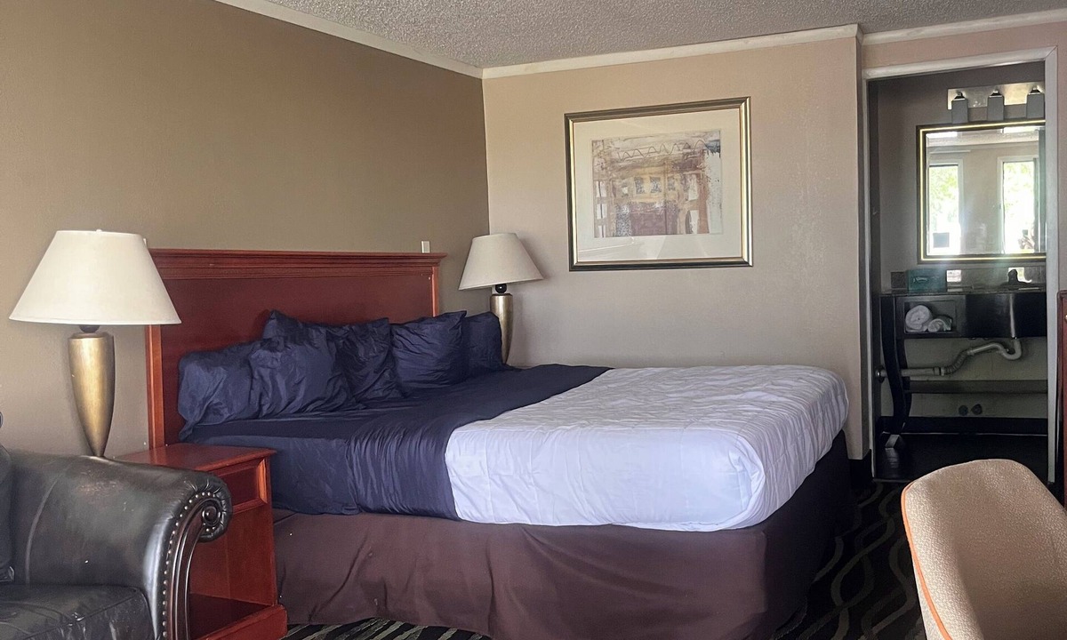 Frenchtown Township Hotel | Stay-Well Inn