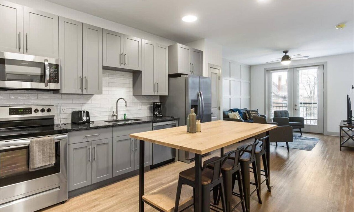 East Walnut HIlls Apartment | Stay Where It’s Happening! Chic Cincy Condo