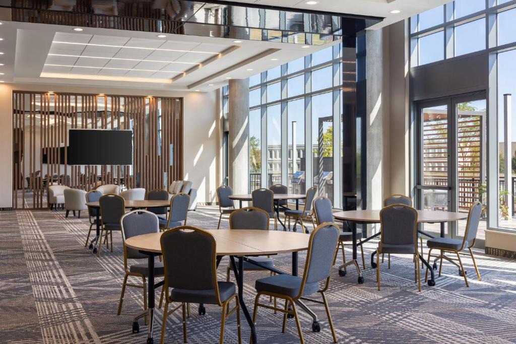 Saint-Laurent Hotel | Staybridge Suites Montreal Airport - St-Laurent by IHG