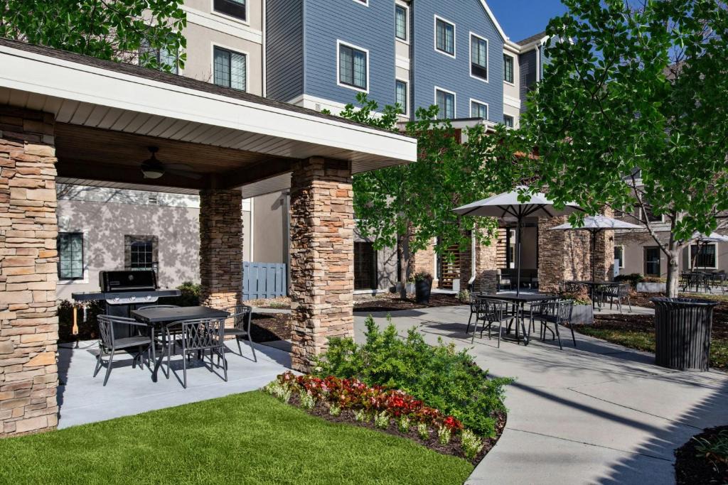 Omaha Hotel | Staybridge Suites Omaha 80th and Dodge by IHG