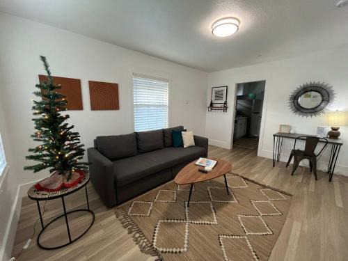 Coos Bay House | #StayinMyDistrict Coos Bay Goldfinch Cottage