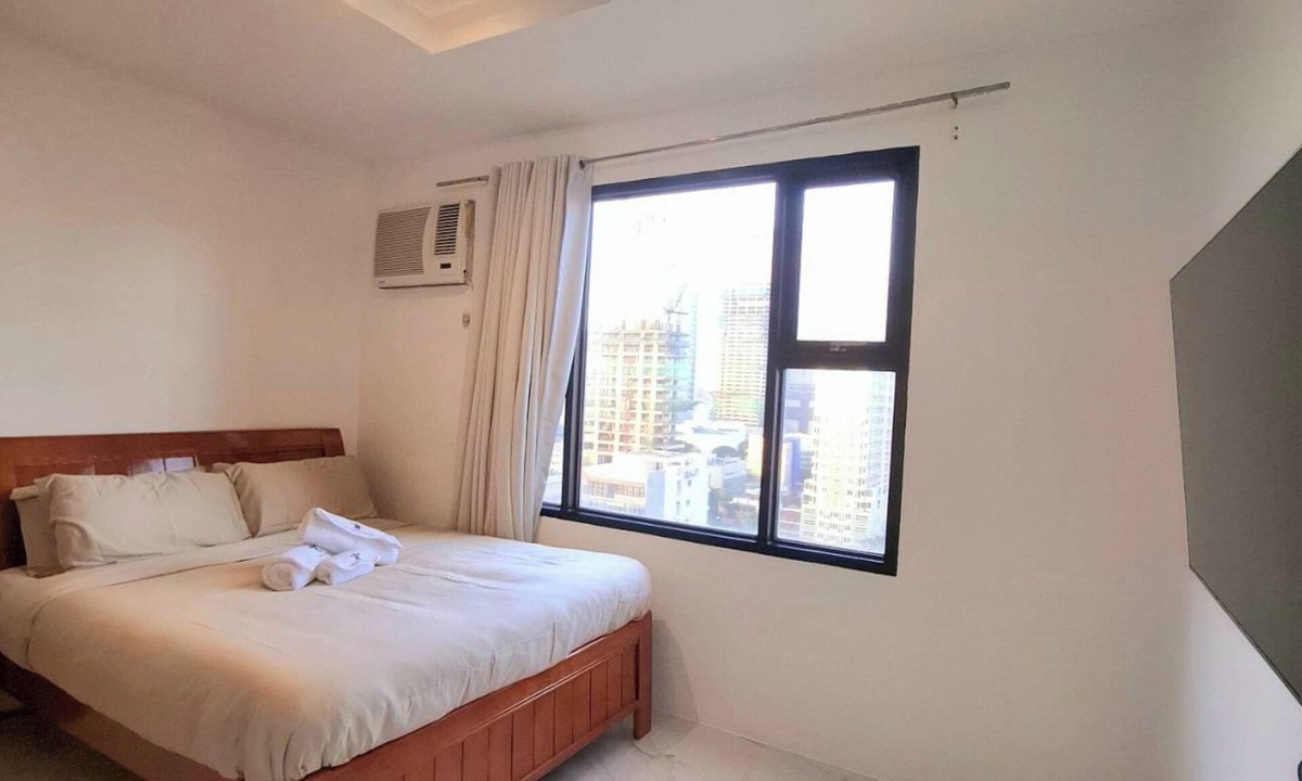 Ermita Night District Apartment | StayLuxia Studio with Kitchen, Sofabed, WiFi, Pool Netflix AC in vibrant Manila