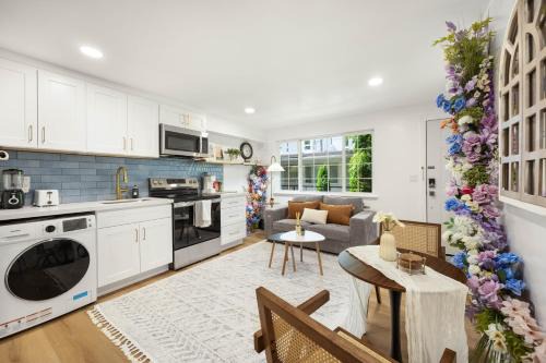 North Queen Anne Apartment | STAYOO SUITES - Seattle Secret Garden