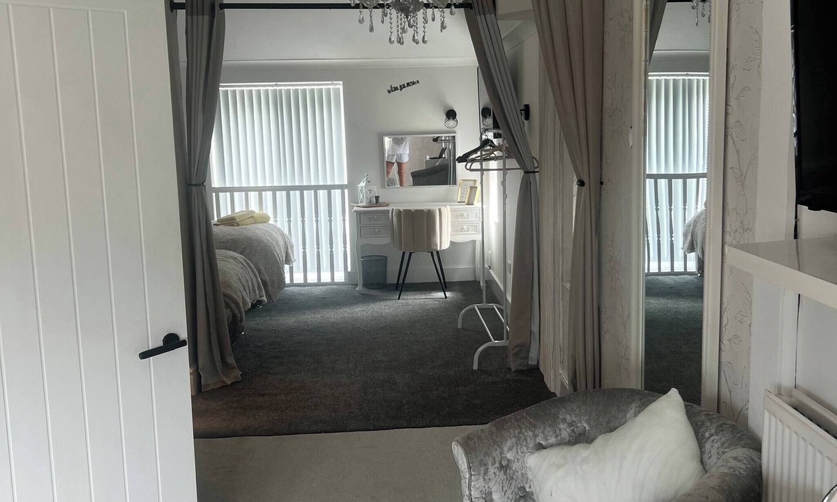 Solihull House | Staysolihull, Large Spacious Corner House,