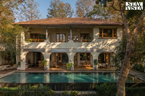 Aradi Socorro Villa | StayVista at Villa Rumjhum - Pool, BBQ & Bonfire