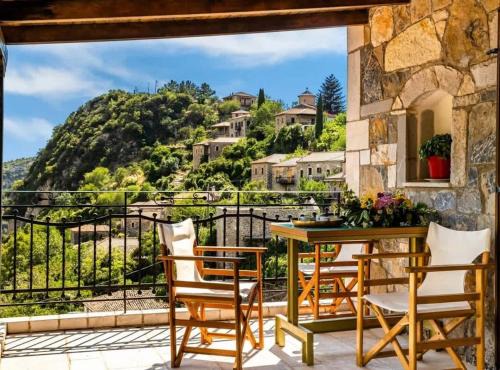 Trikolonoi Apartment | Stemnitsa Stone Residence - Comfy Mountain Getaway