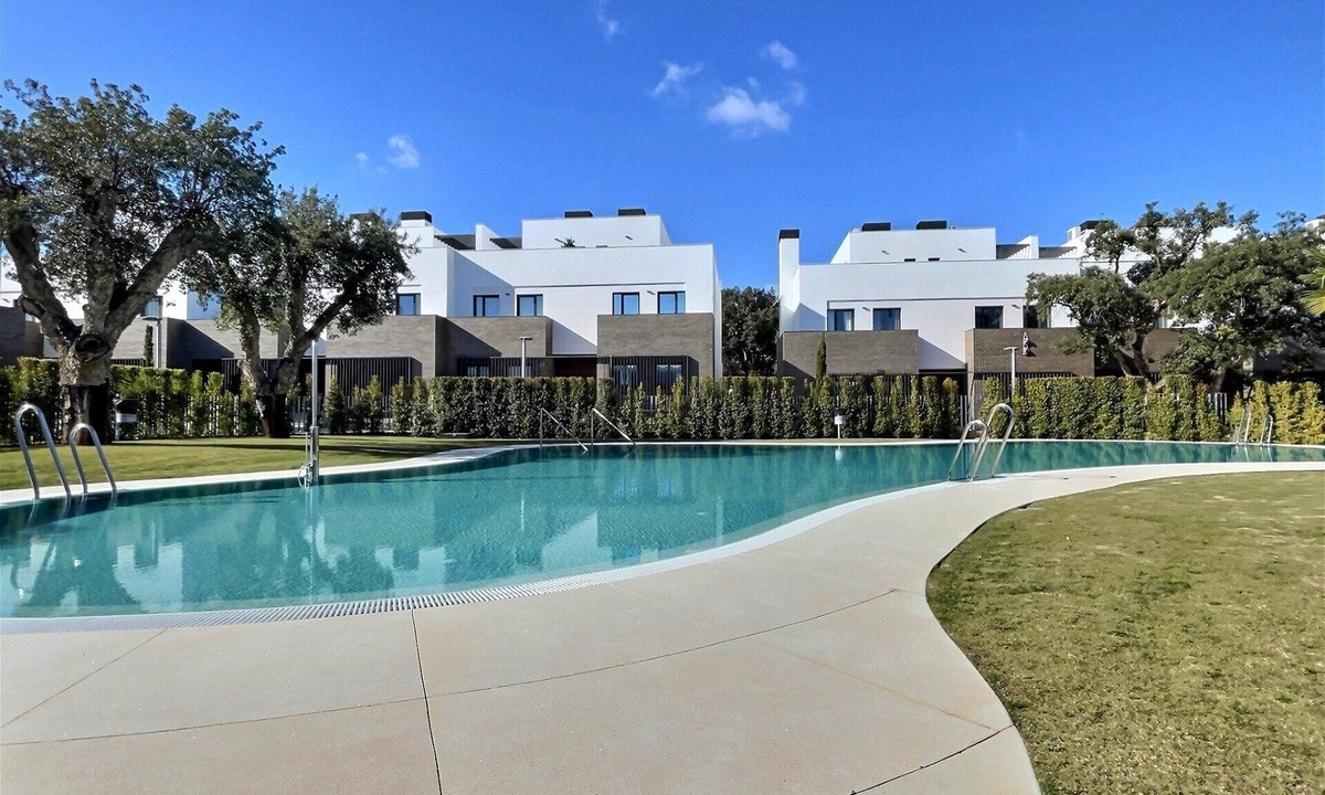 San Roque House | Step into elegance with this three-bedroom luxury modern frontline golf townhouse