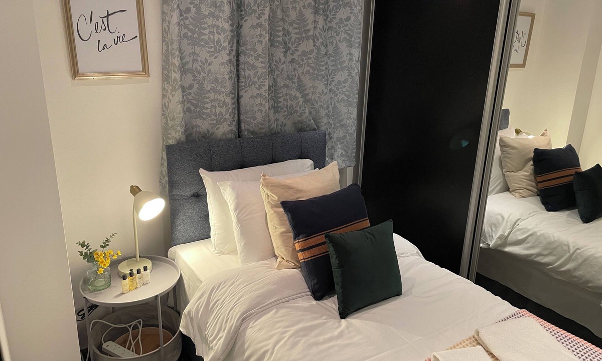 Tower Hamlets House | Stepney Green Gated Area with Parking & Garden