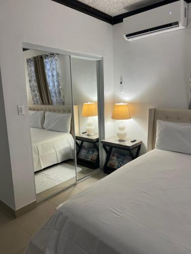Venetian Road Settlement Apartment | Steps Away from Adventure -2bedroom & 2 Bath