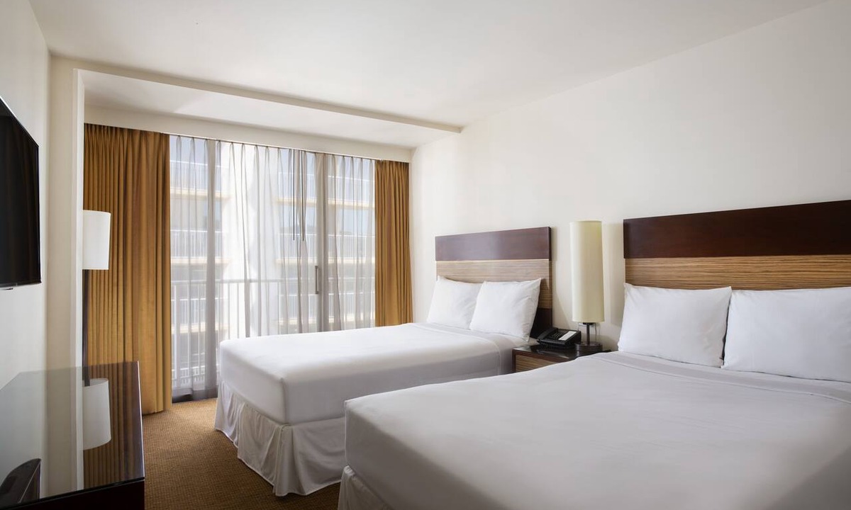 Waikiki Hotel | Steps Away from Kuhio Beach and More Attractions! Enjoy at the Outdoor Pool!