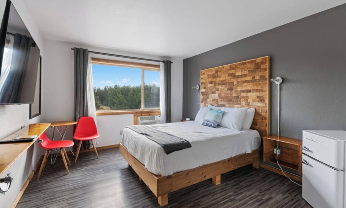 Long Beach Hotel | Steps Away from Long Beach Peninsula! Indoor Pool, Pets Allowed, Free Parking!