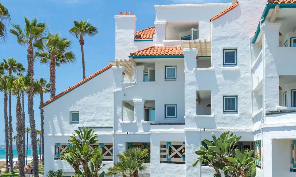San Clemente Hotel | Steps away from the beach! Fully Equipped Kitchen & Free Parking!