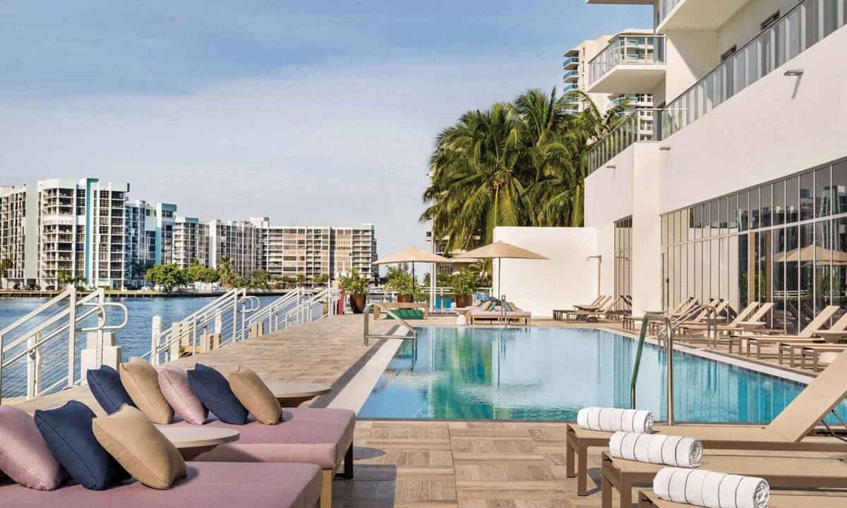 Hollywood South Central Beach Hotel | Steps from Hollywood Beach + Rooftop Pool. Bar.