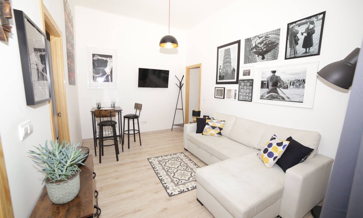 Las Acacias Apartment | Steps from Plaza Mayor! Wifi. A / A. Too quiet!!!