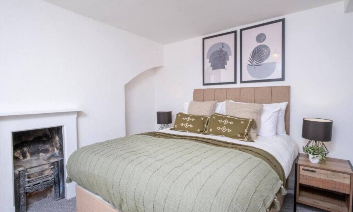Stroud Apartment | Steps from Stroud centre — Wi-Fi and Cotswolds ready
