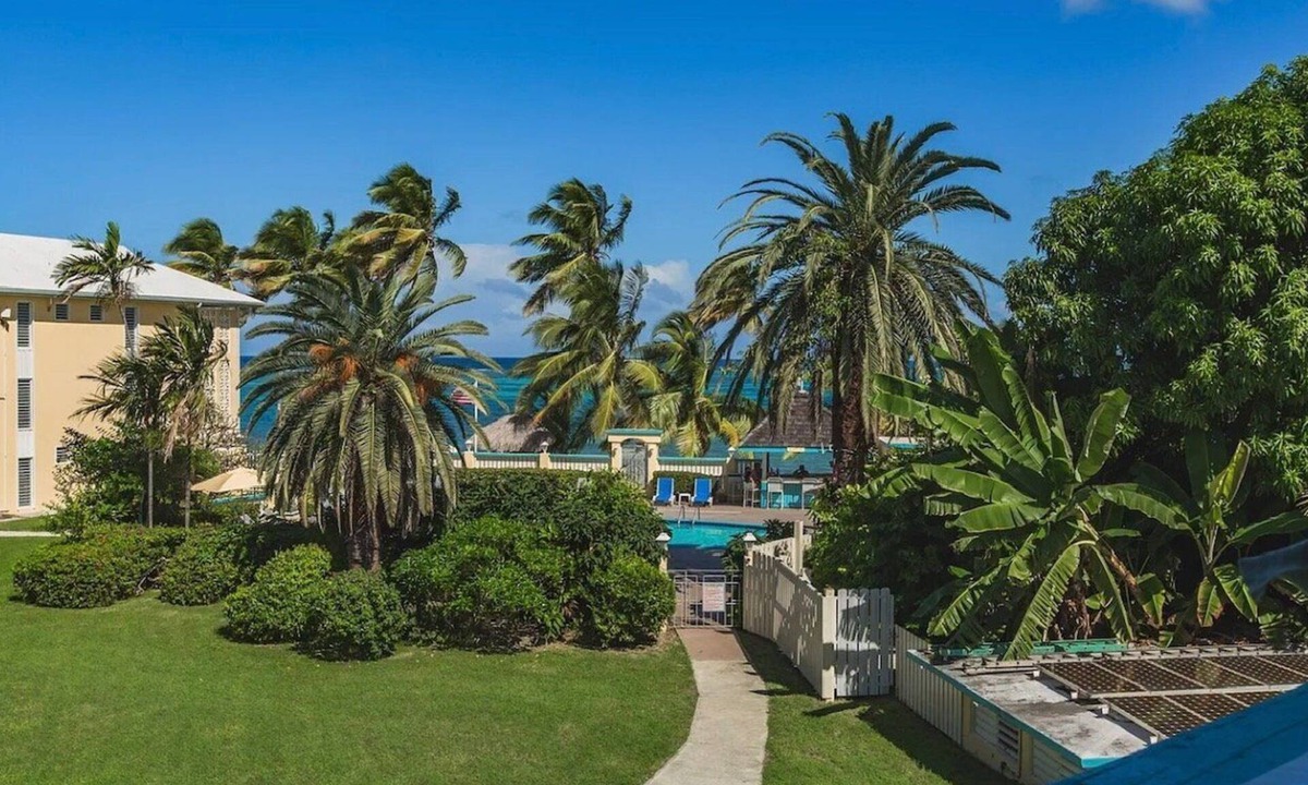 Estate Golden Rock Condo | Steps from the beach!
