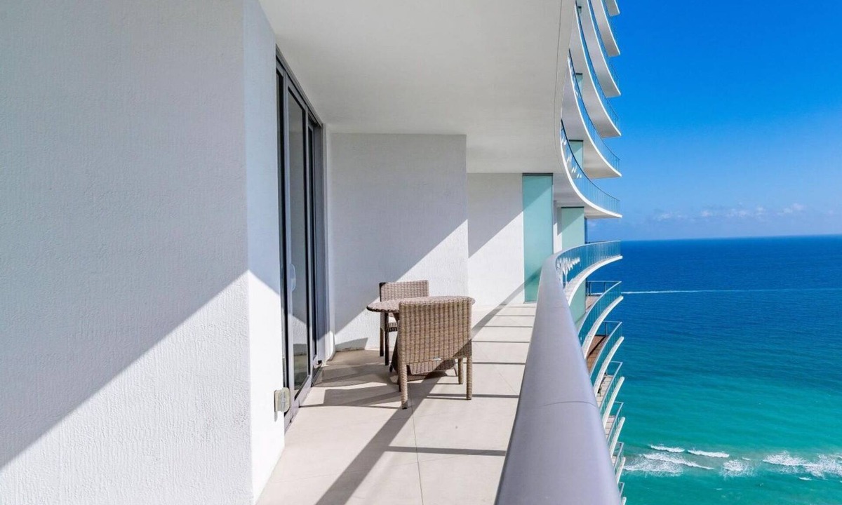 Hollywood South Central Beach Condo | Steps from the Beach-Views from the 29th Floor
