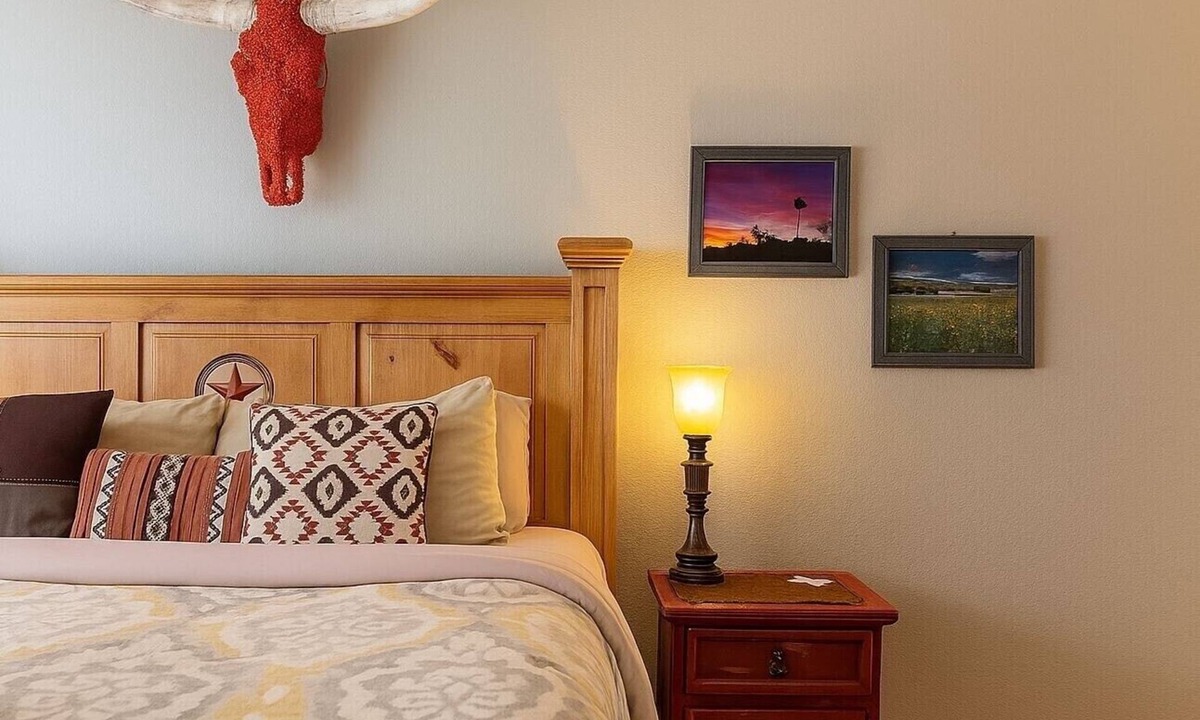 North University Condo | Steps from UT✔️KingBed❤️Retro 80'sWinter Getaway w/Gig-Speed WiFi Free Parking