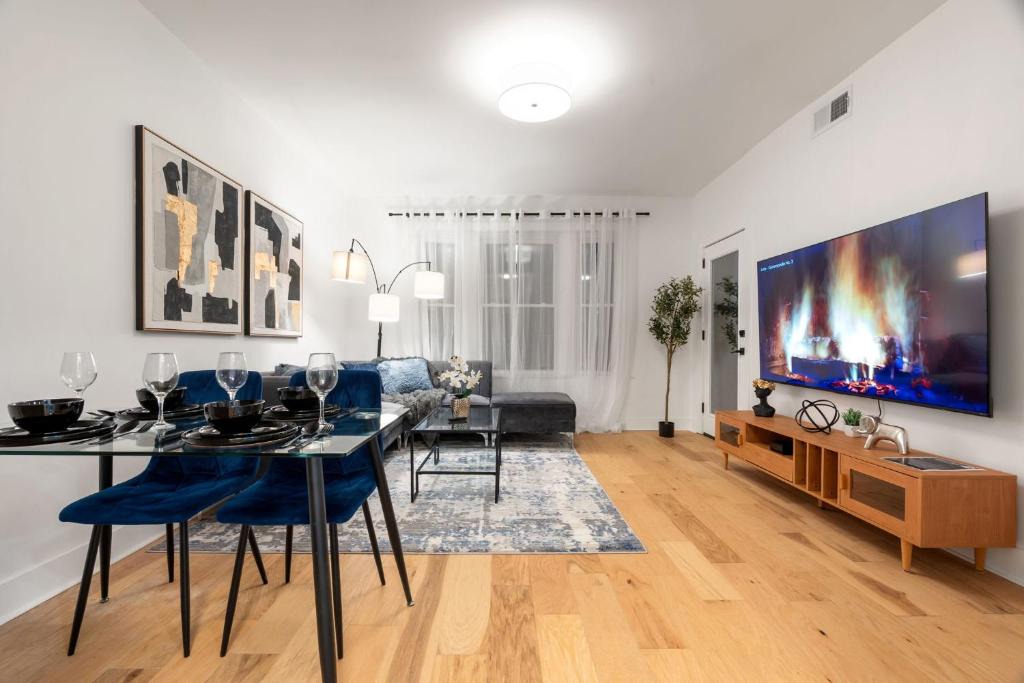 Lakeview Apartment | Steps from Wrigley Field and Lake Michigan