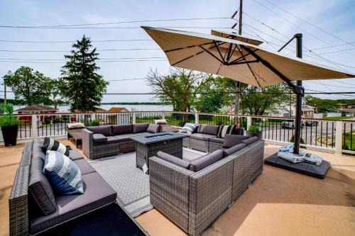Cedar Lake House | Steps to Cedar Lake! Group Getaway w/Game Room