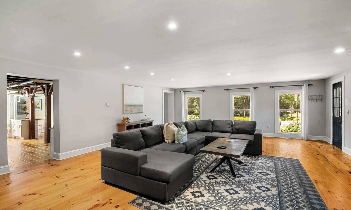 Dennis House | Steps to Dining, Less than 1 mile to Bayside Beaches!