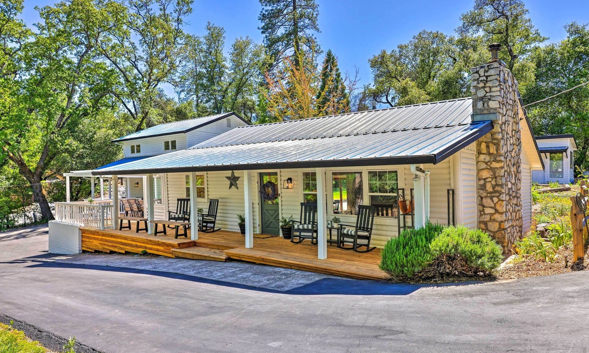 Murphys Cottage | Steps to Dtwn Murphys: Cottage w/Furnished Porch