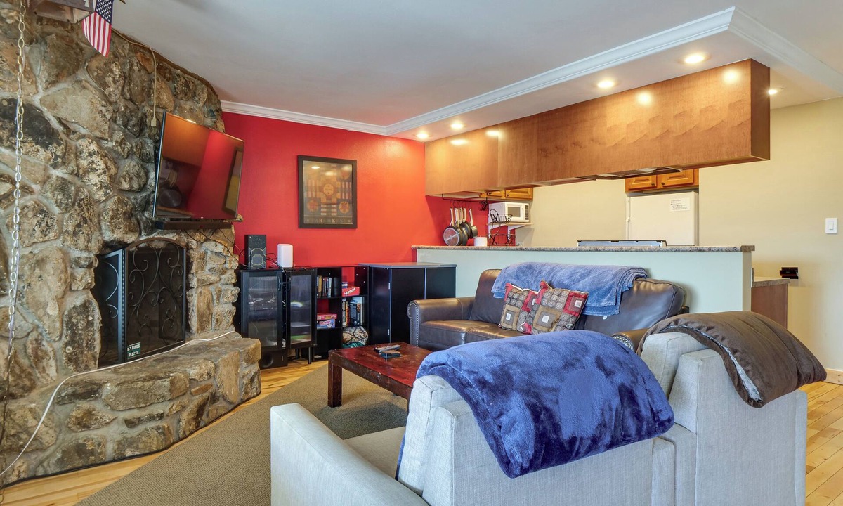 Dillon Condo | Steps to Lake Dillon & Main St! All-Season Escape