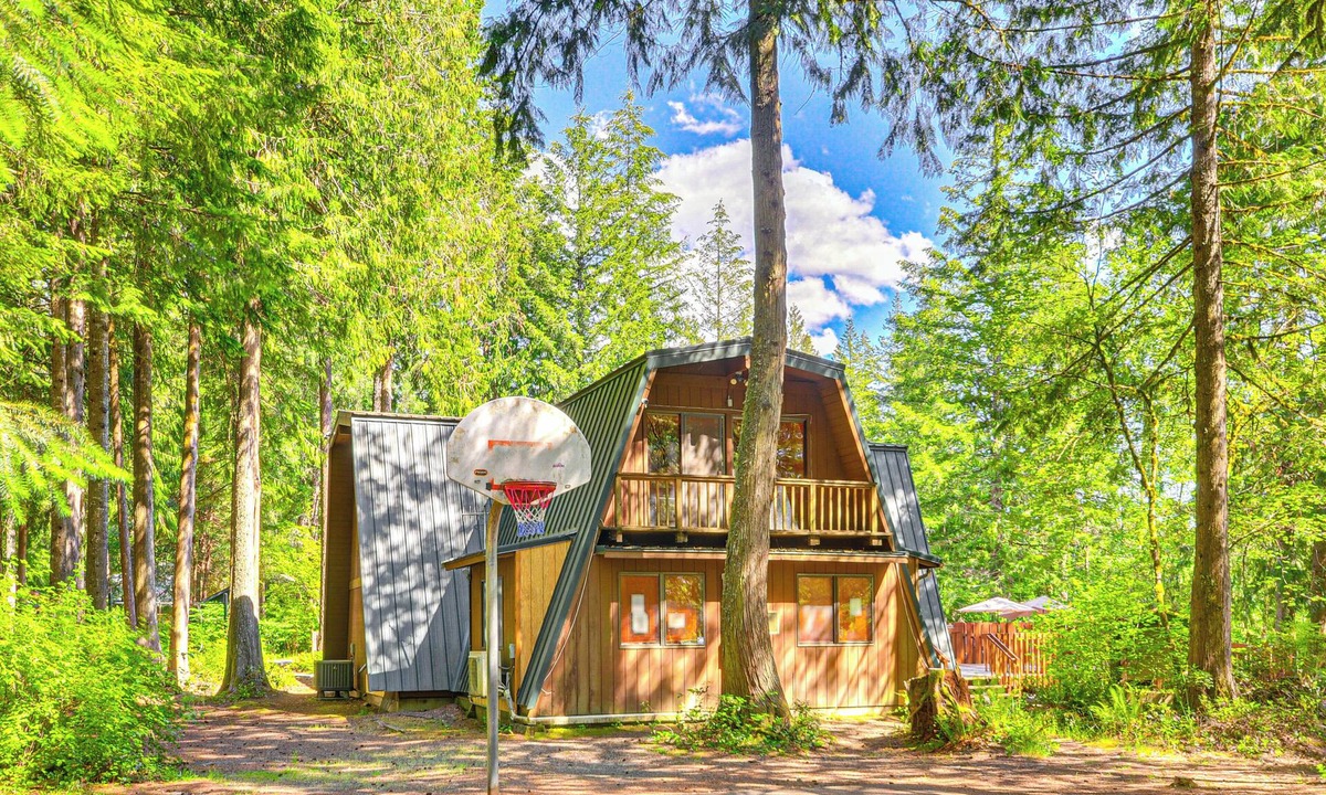 Mount Hood Village Cottage | Steps to River! Rhododendron Family Retreat