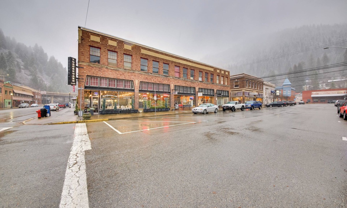 Wallace Apartment | Steps to Shops & Dining: Historic Dtwn Wallace Gem