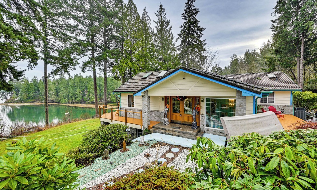 Tillicum House | Steps to Shore: Seaside Olympia Retreat w/Hot Tub