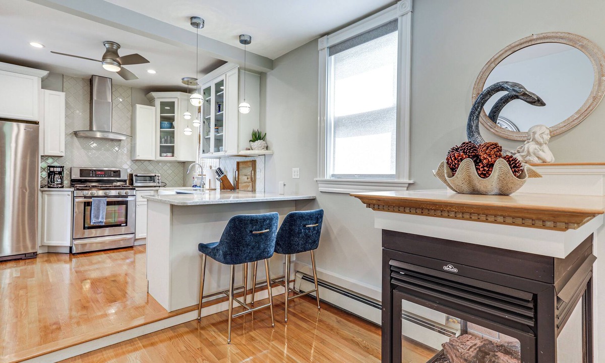 Winthrop Apartment | Steps to Short Beach: Ocean-View Apt w/Deck!