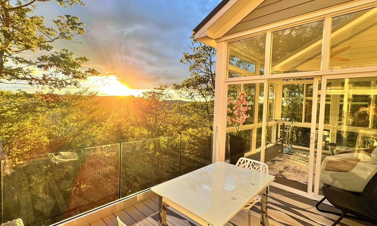 Hidden Valley House | Steps to Ski Slopes! Luxury Home Sleeps 22 w/Hot Tub, Game Room & Amazing Views