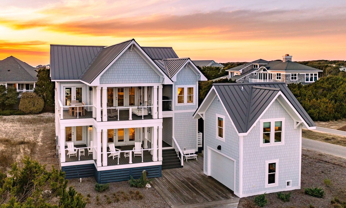 South Beach House | Steps to the Beach: 6BR Gem/Ocean Views/BHI + Shoals Club/2 Carts