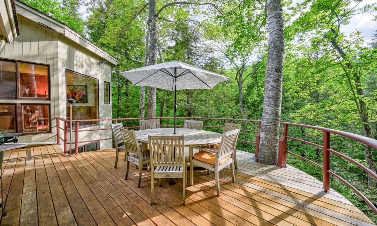 Jackson House | Steps to the Ellis River: LUX Home, Hot Tub, Game Room 🎿❄️🏂🌲🗻