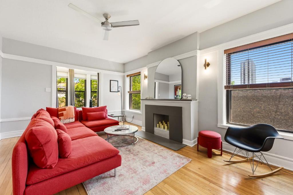 Uptown Apartment | Steps to the Lakefront! This Uptown Beauty is Everything You Need for a Perfect Chicago Getaway condo