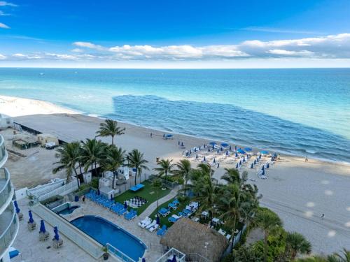 Sunny Isles Beach Apartment | Steps to the Sand Beachfront Escape- 25th Floor Views