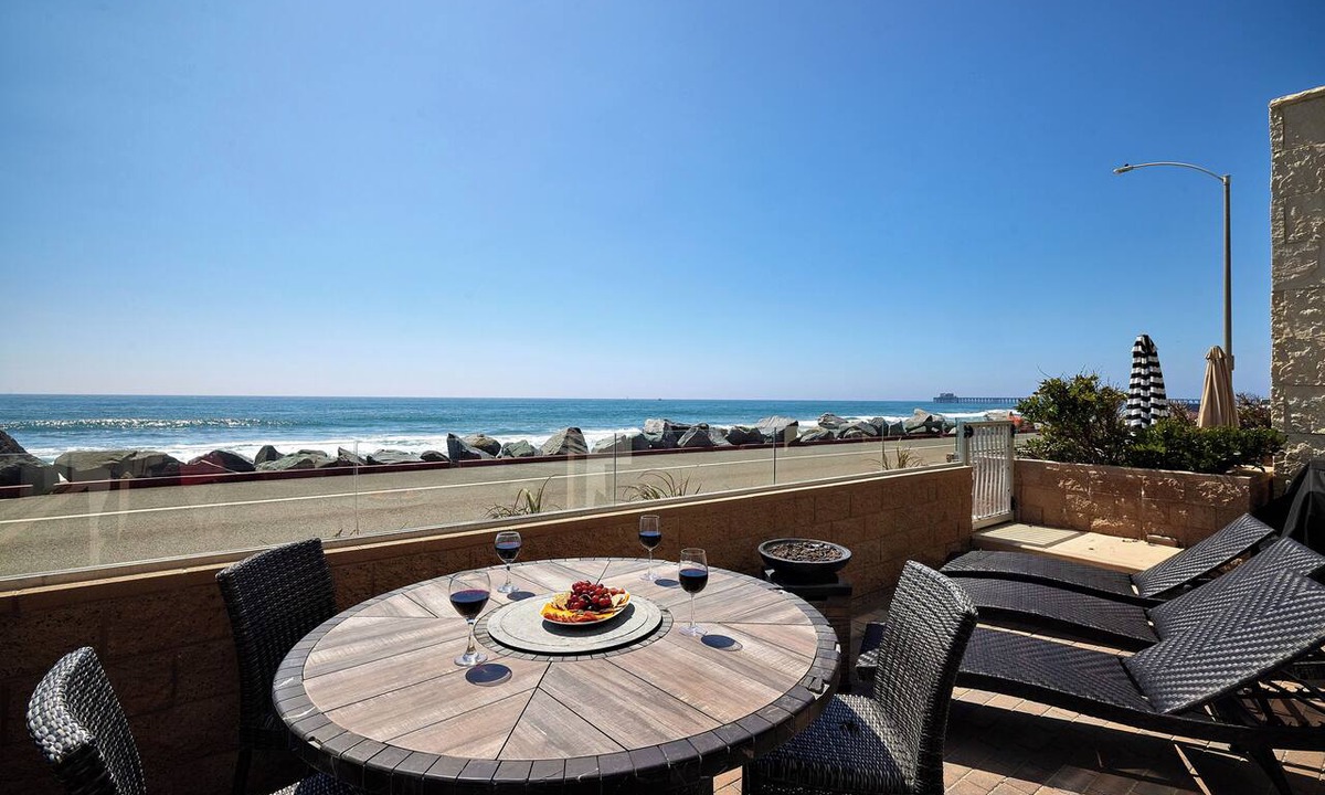 Townsite Condo | Steps to the Sand | Modern Oceanfront Condo, A/C, Dog-Friendly, Walk to Pier