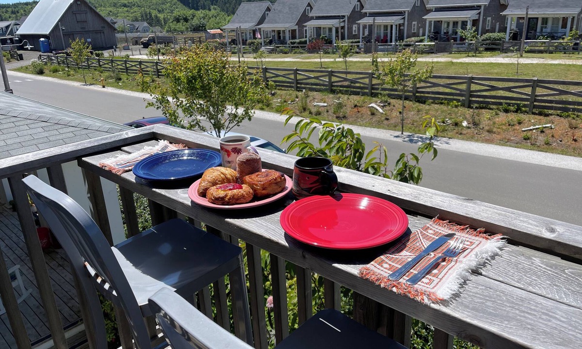 Seabrook House | Steps to Town & Parks, Games, Deck View + Sunset