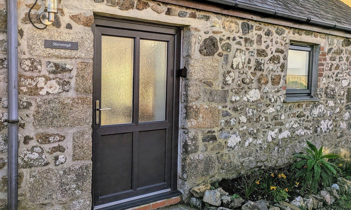 The Lizard House | Sterennyk barn conversion, The Lizard village,easy access to the sw coast path.