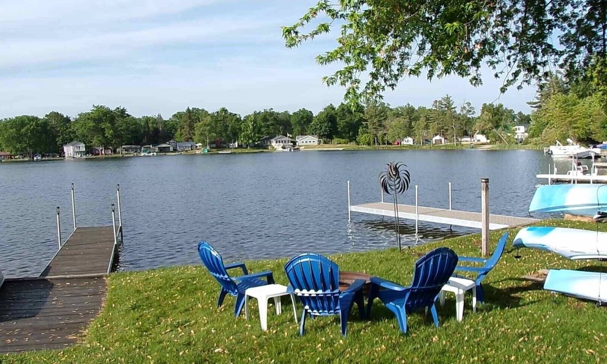 Harrison Cottage | 'Still Waters' Lakefront 3-bedroom cottage in Harrison, Michigan