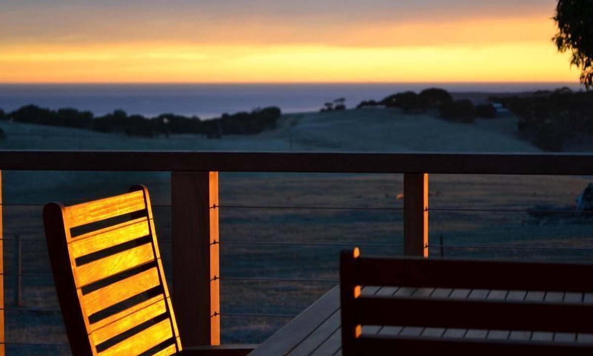 Duncan House | Still Windy | Secluded Couples Retreat Near Snelling Beach