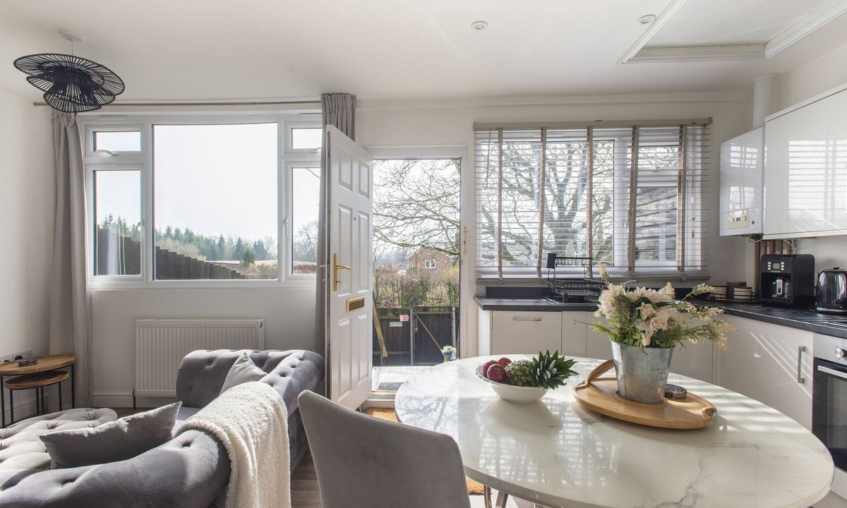 Blandford Saint Mary Cottage | STILLNESS - SLEEPS 2 | HOT TUB | BBQ | PETS ALLOWED | WI-FI | SECLUDED PATIO