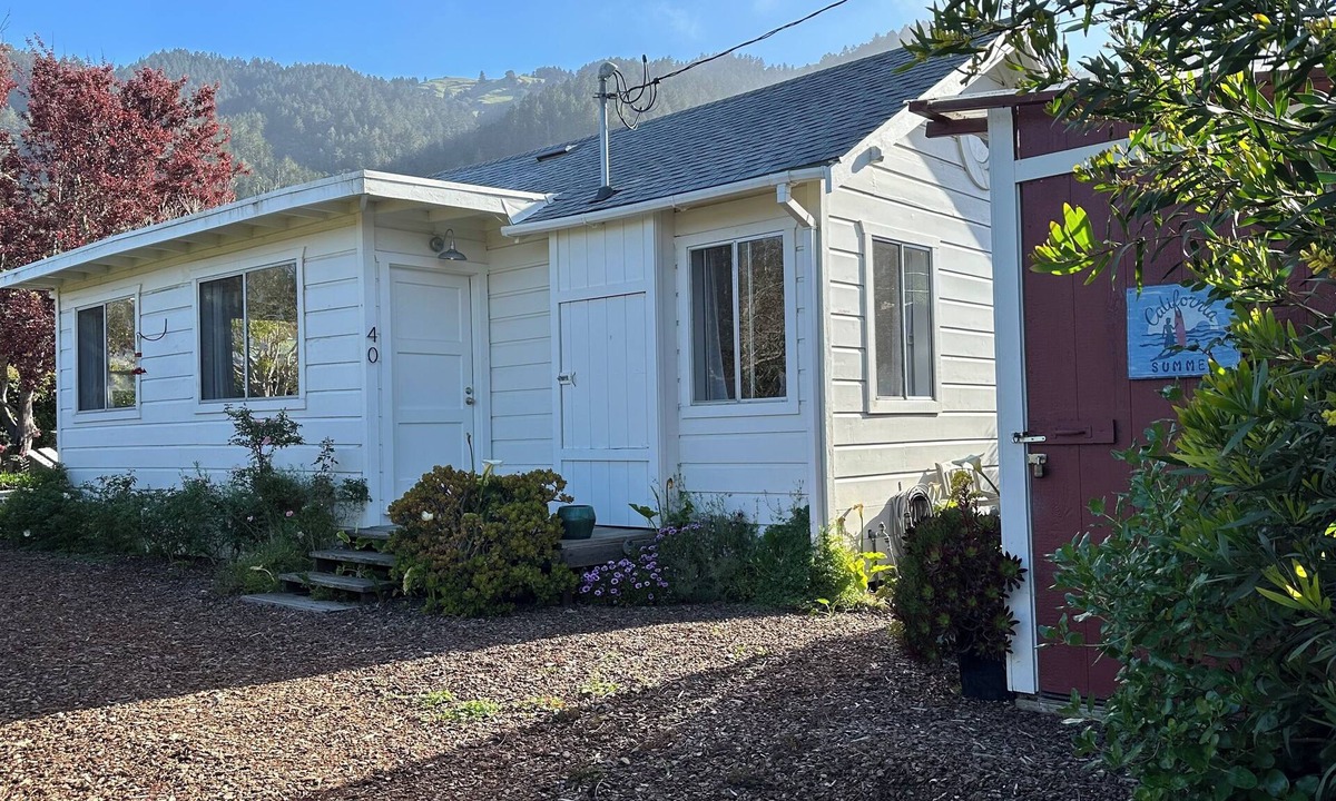 Stinson Beach Cottage | Stinson Beach Cottage - 1 Minute Walk to Beach, in Town with Amenities Galore!