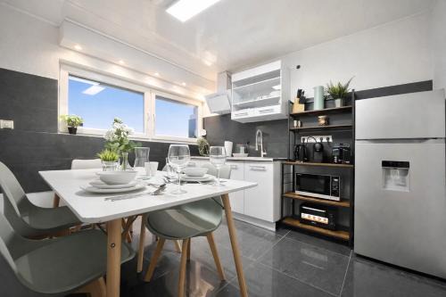 Bad Friedrichshall Apartment | STN Kocherwald Suite - Ferienwohnung mit 4 Schlafzimmer, 8 Big Beds, Parkplatz & Balkon, Highspeed WLAN, Netflix Premium, Zentral zu Audi & Schwarz Gruppe