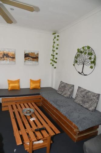 Zoar House | Stoepsterre