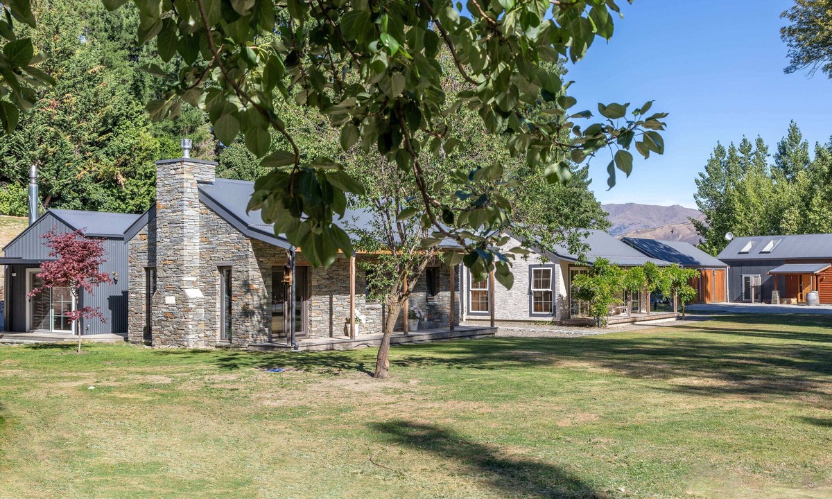 Arrow Junction Cottage | Stone Cottage with wood fire & mountain views