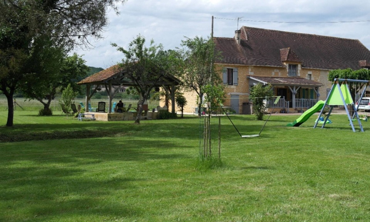Limeuil Cottage | Stone house with large garden, pets allowed