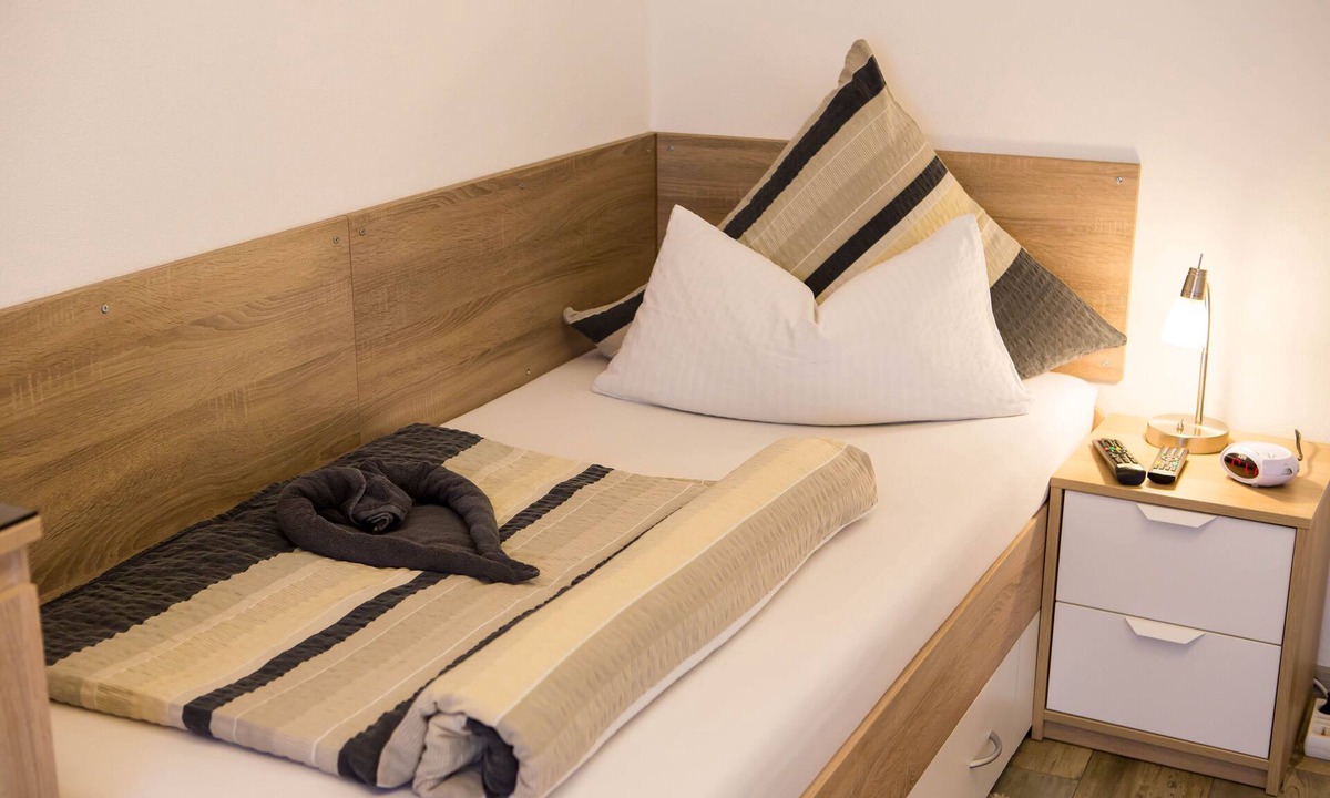 Treppendorf Apartment | Stone room - Small, modern single room near Thomann music store