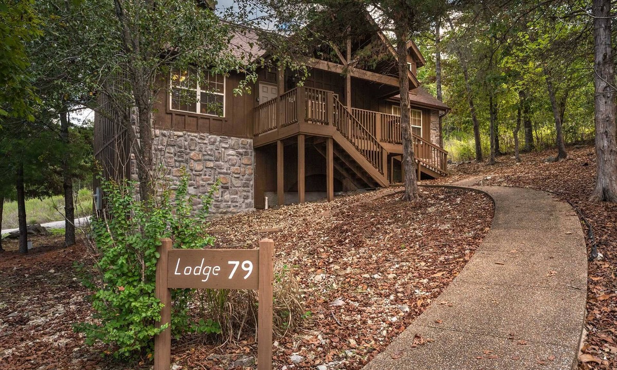 Reeds Spring Cabin | StoneBridge Gated Resort-"Four Acorns Lodge" Quiet w/Great Parking and close to SDC - Lodge #79